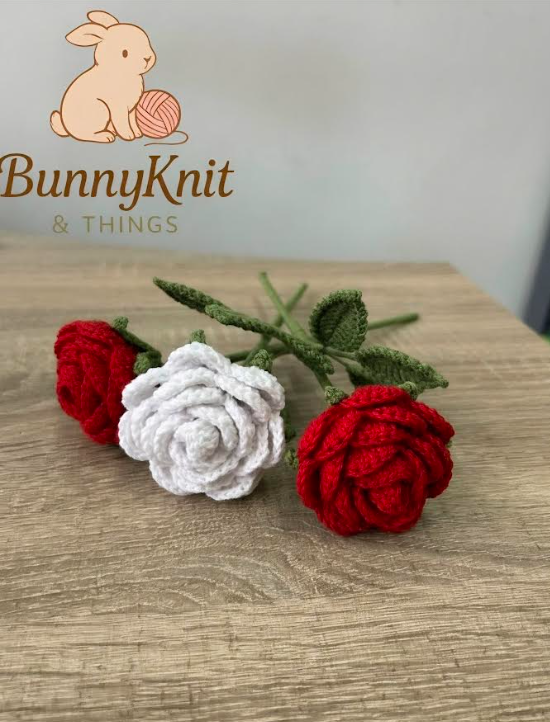Ръчно плетени рози от памучна прежда в различни цветове – BunnyKnit & Things